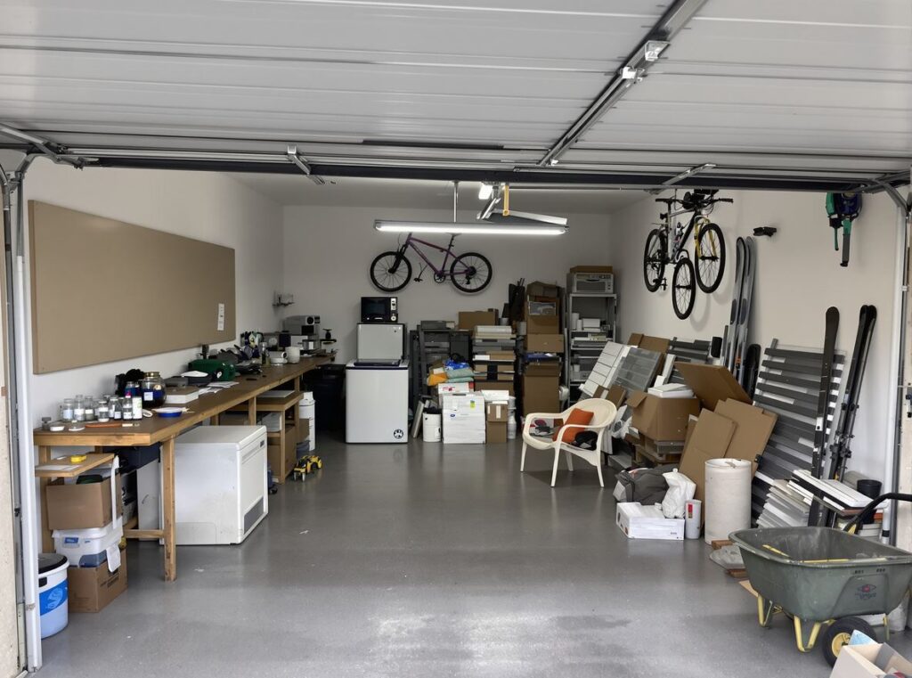 Double garage plein d'objets à enlever à Saint-Priest