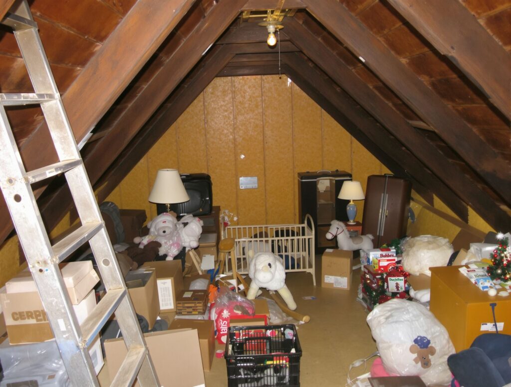 Grenier sous les combles d'une maison de Saint-Priest rempli de cartons et de jouets